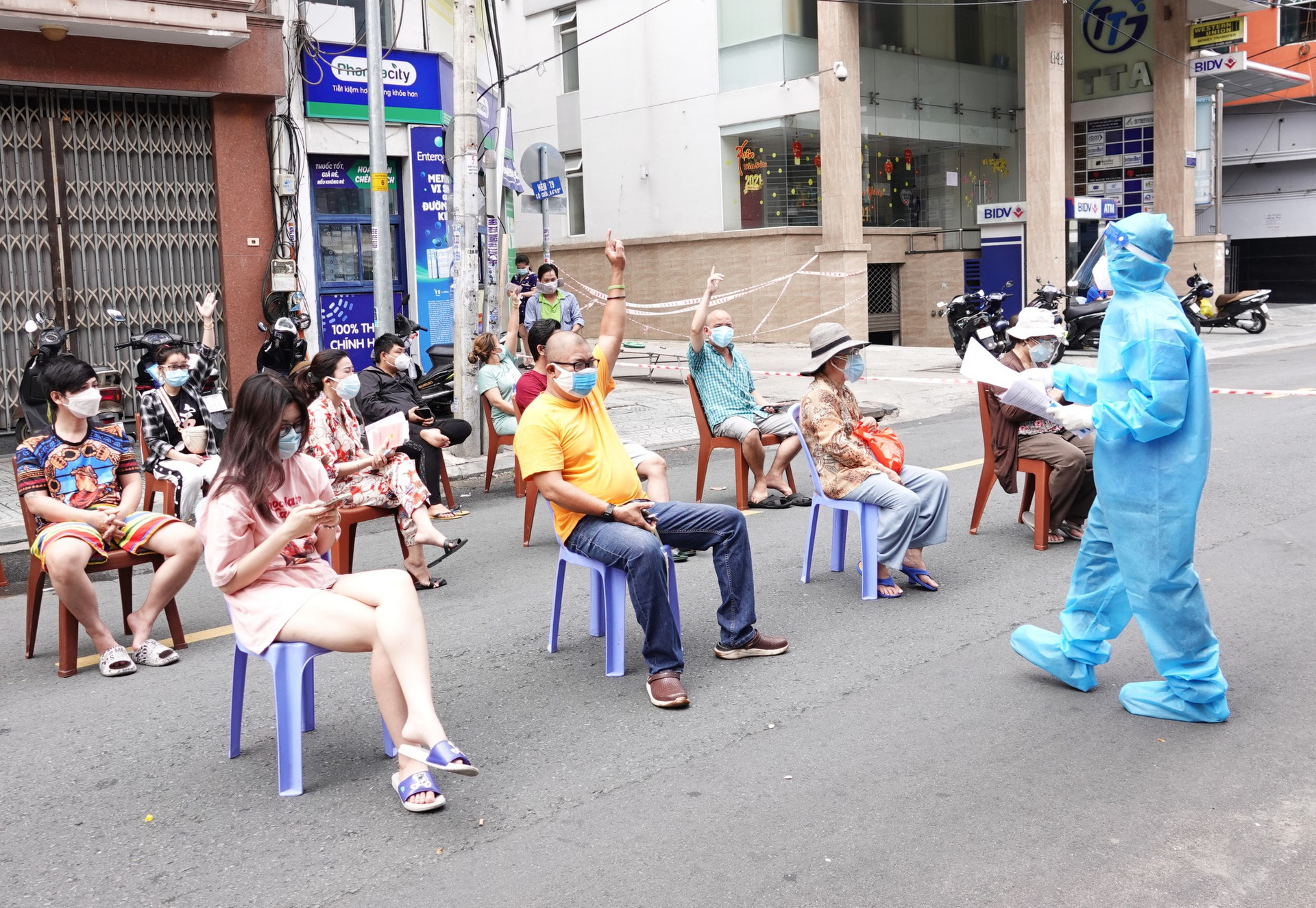 Người dân trong khu vực phong tỏa bên hông chợ Tân Định (Q.1, TP.HCM) được tổ chức tiêm vắc xin Covid-19 lưu động - Ảnh: S.Đ.