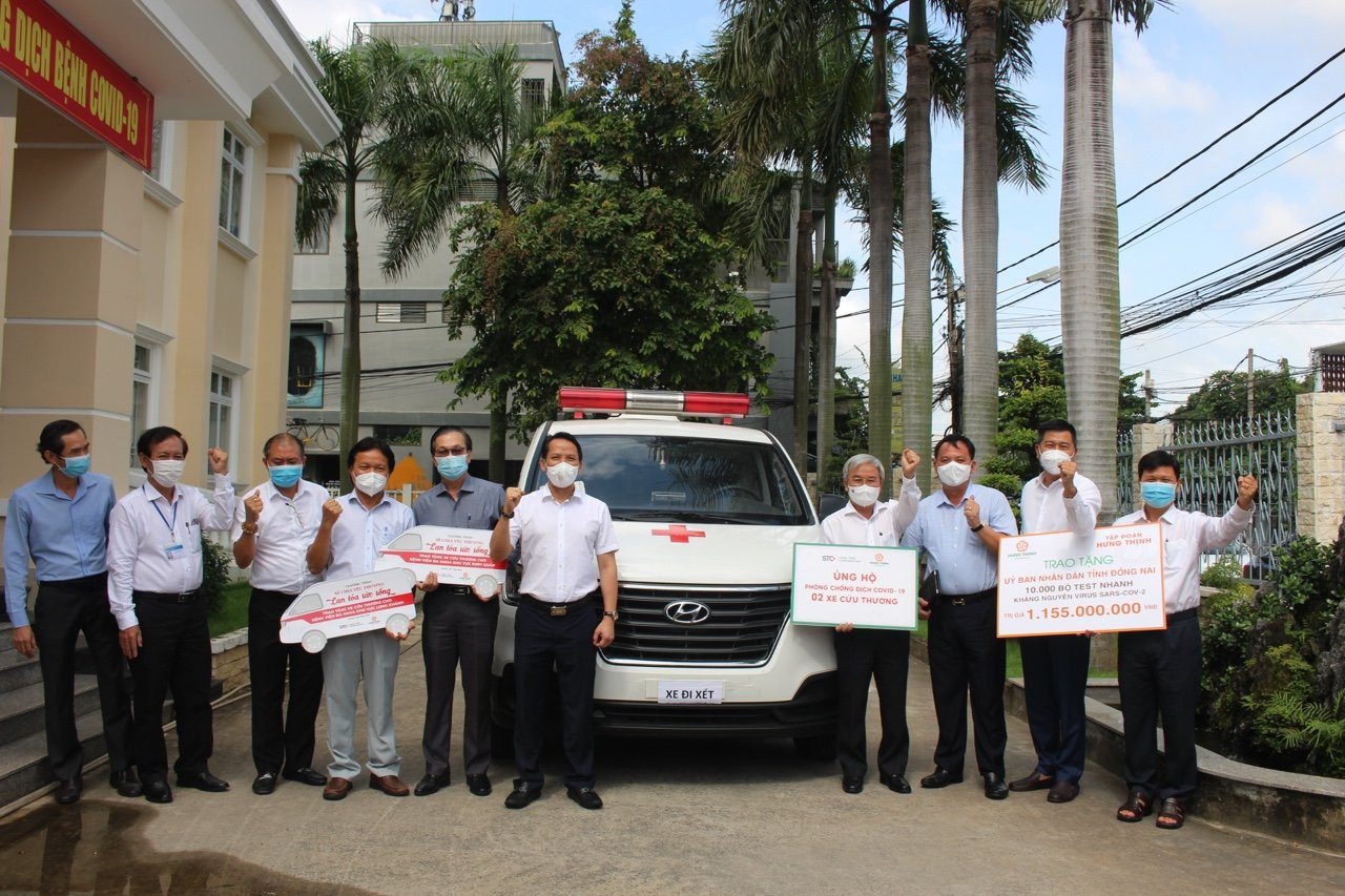 Chủ tịch Ủy ban MTTQ Việt Nam tỉnh Cao Văn Quang (thứ tư từ phải sang) tiếp nhận xe cứu thương từ doanh nghiệp trao tặng - Ảnh: CTV