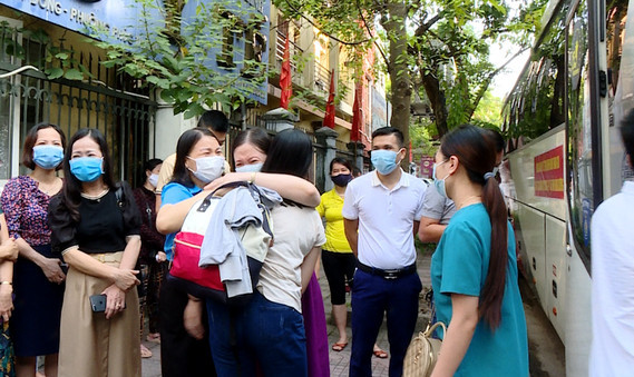 30 cán bộ Y tế Ninh Bình chia tay người thân lên đường hỗ trợ tỉnh Bình Dương chống dịch.