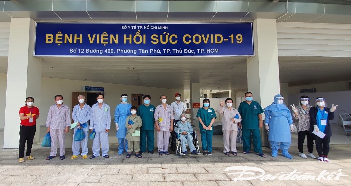 Những bệnh nhân được các y bác sỹ điều trị khỏi Covid-19 rất vui và hạnh phúc.