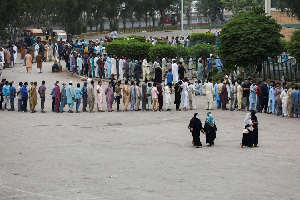 Người dân xếp hàng dài để được tiêm vắc-xin tại một cơ sở tiêm chủng ở Karachi, Pakistan (Ảnh: Reuters)