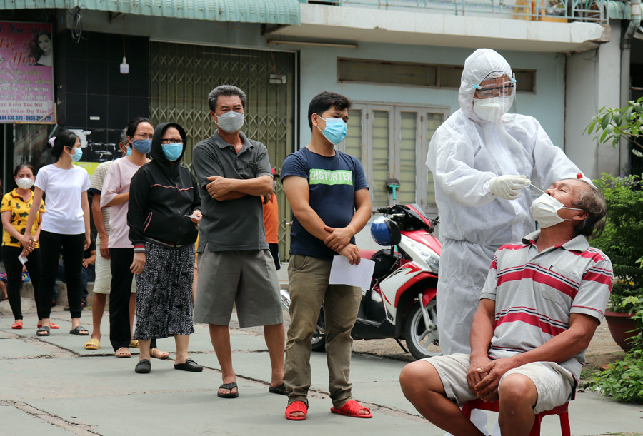 CDC Đồng Nai đang lấy mẫu xét nghiệm cho công, nhân người lao động ở phường Long Bình, TP Biên Hòa.