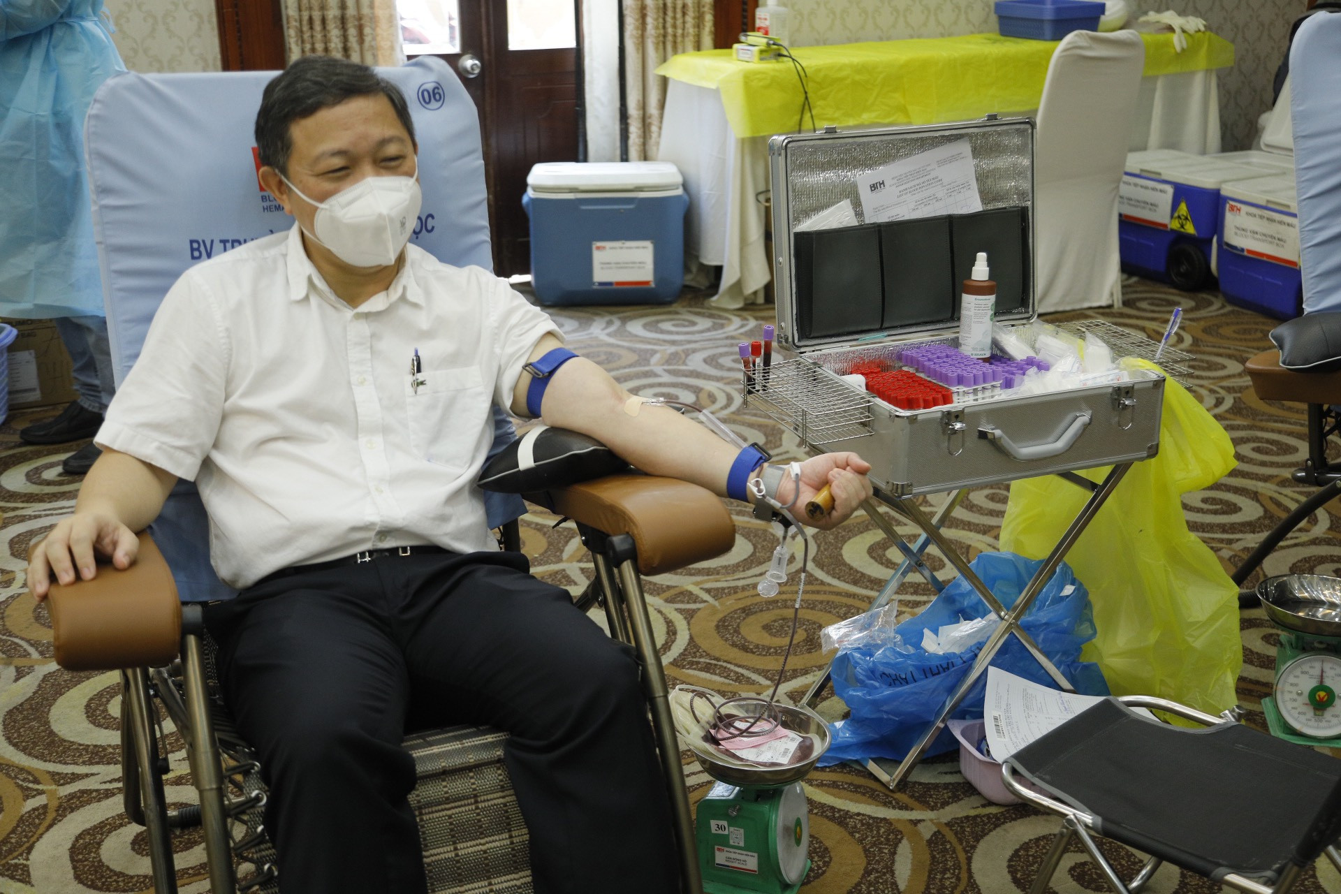 Ông Dương Anh Đức - Phó Chủ tịch UBND TP HCM hiến máu tình nguyện.