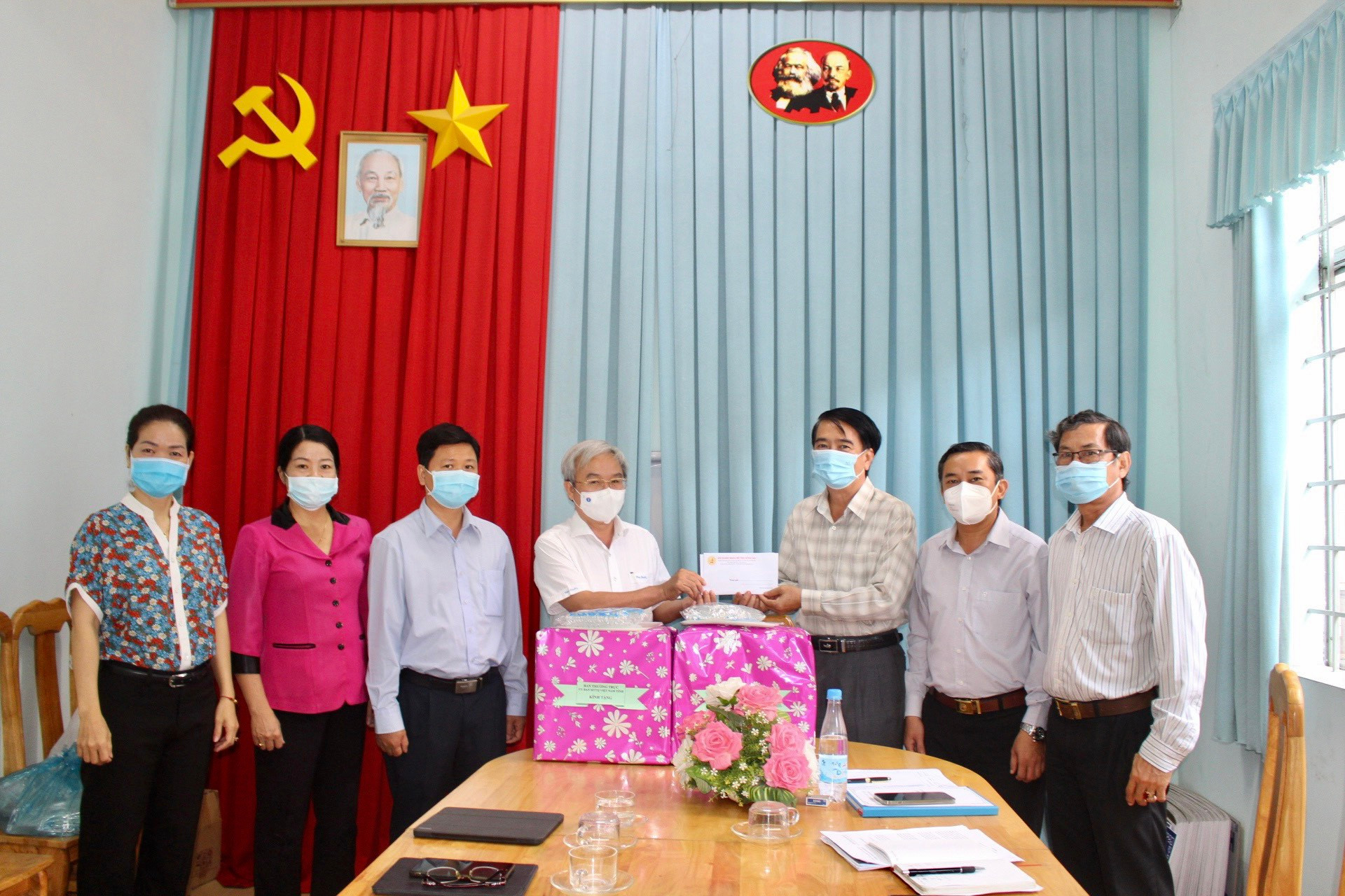 Đoàn công tác Ủy ban MTTQ Việt Nam tỉnh Đồng Nai trao tặng trang thiết bị và kinh phí phòng, chống dịch Covid-19 cho Ủy ban MTTQ Việt Nam thành phố Biên Hòa.