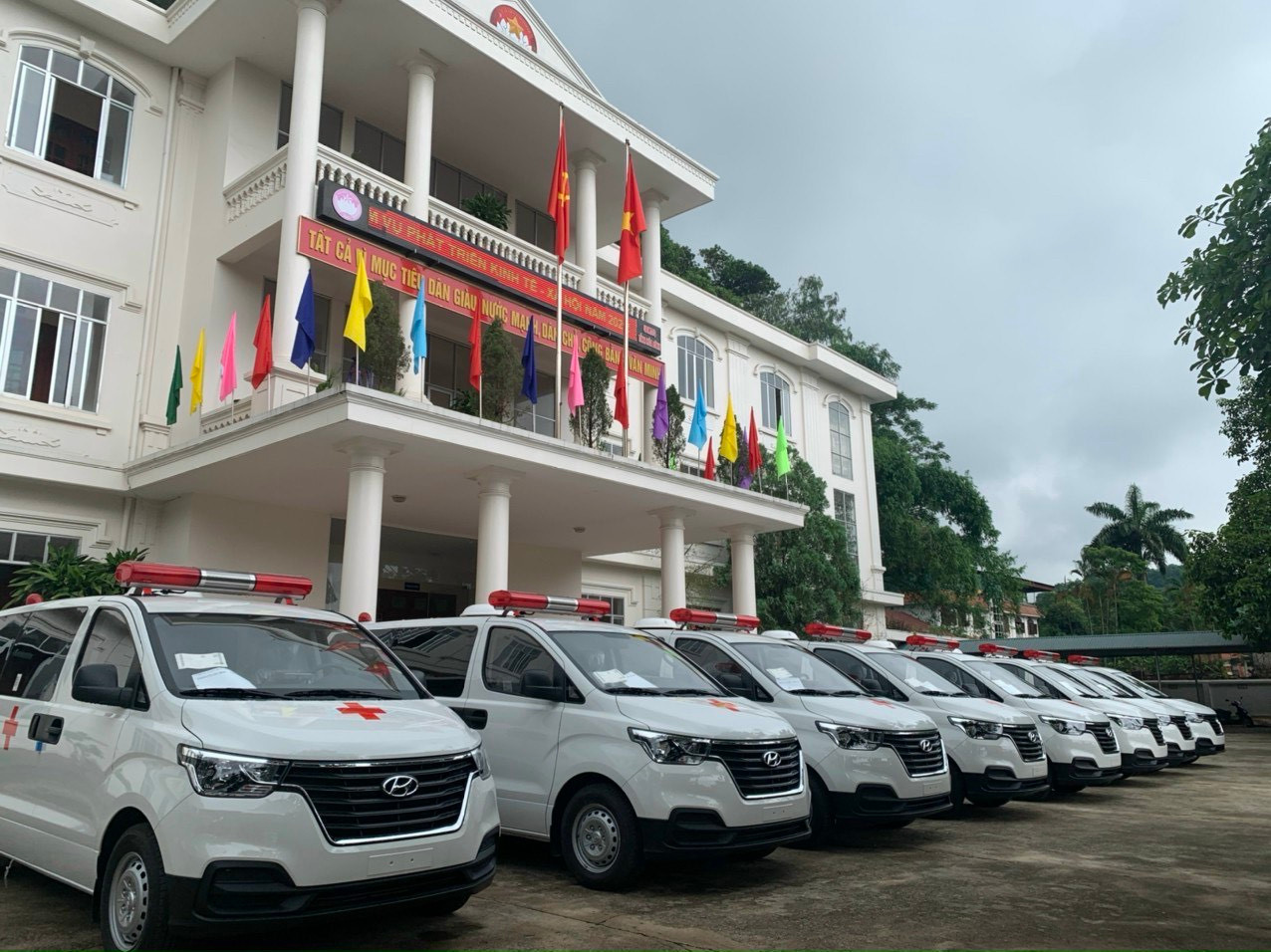 Mặt trận Hòa Bình đã trao nhiều xe cứu thương  cho Trung tâm y tế nhiều huyện trên địa bàn phục vụ công tác phòng, chống dịch