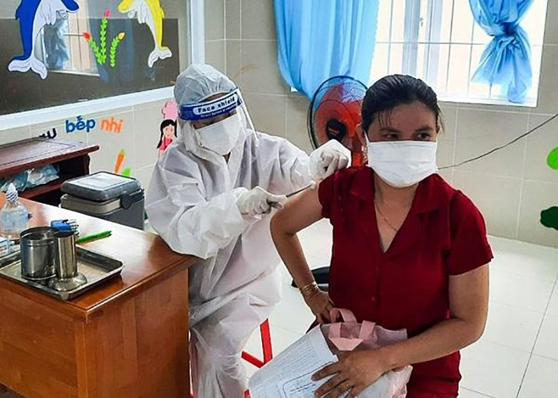  Nhân viên y tế tiêm vaccine cho người dân khu phố Hải Hà 1.