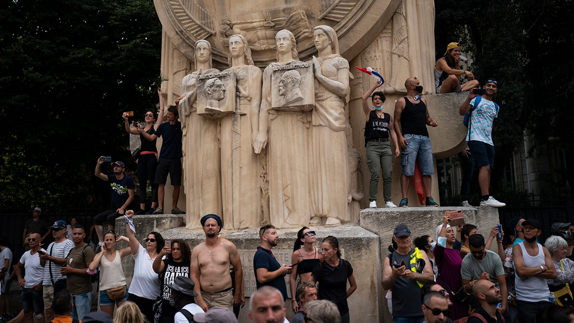 Người biểu tình hát thánh ca trong một cuộc biểu tình ở Marseille, miền nam nước Pháp vào ngày 7/8/2021