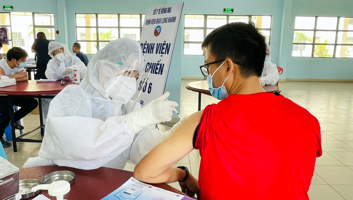 Tiêm vắc xin phòng Covid-19 cho lực lượng tuyến đầu tại Bệnh viện dã chiến số 6 tỉnh Đồng Nai.