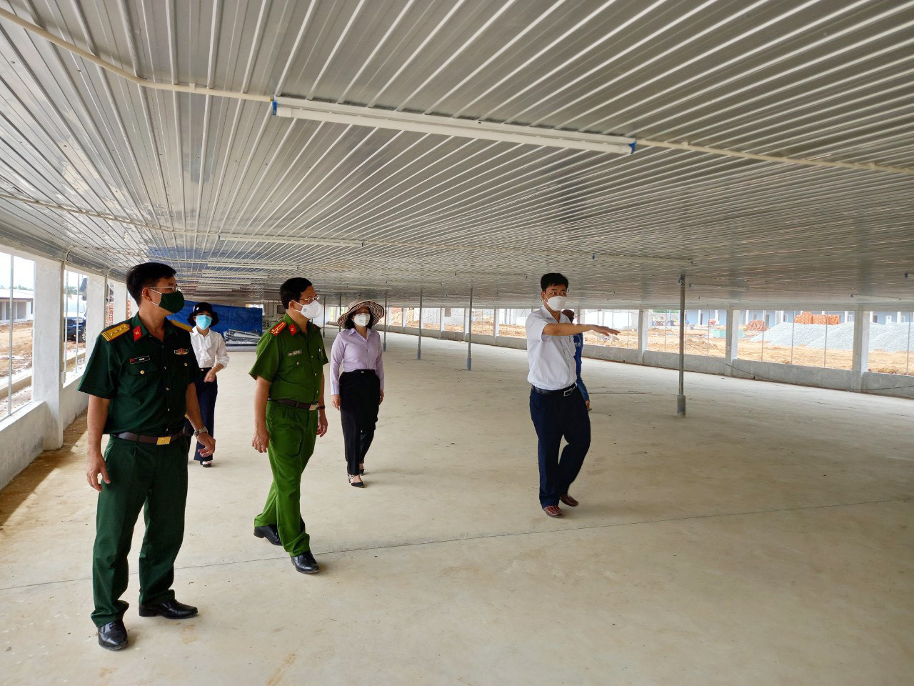 Bí thư Huyện ủy Xuân Lộc Viên Hồng Tiến (áo trắng) đi khảo sát thực tế, kiểm tra tiến độ xây dựng Bệnh viện dã chiến số 11.