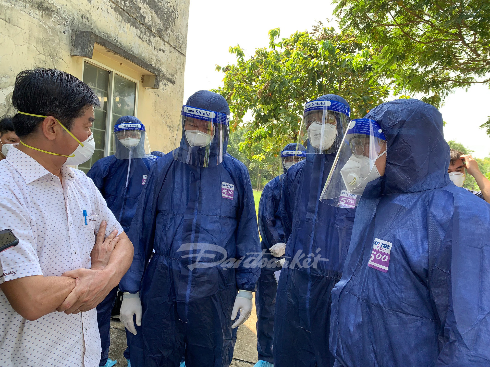 Bí thư tỉnh ủy Đồng Nai Nguyễn Hồng Lĩnh (mặc đồ bảo hộ, đầu tiên từ trái sang) đang trao đổi với Giám đốc bệnh viên đa khoa Thống Nhất trong buổi kiểm tra bệnh viện dã chiến số 3.