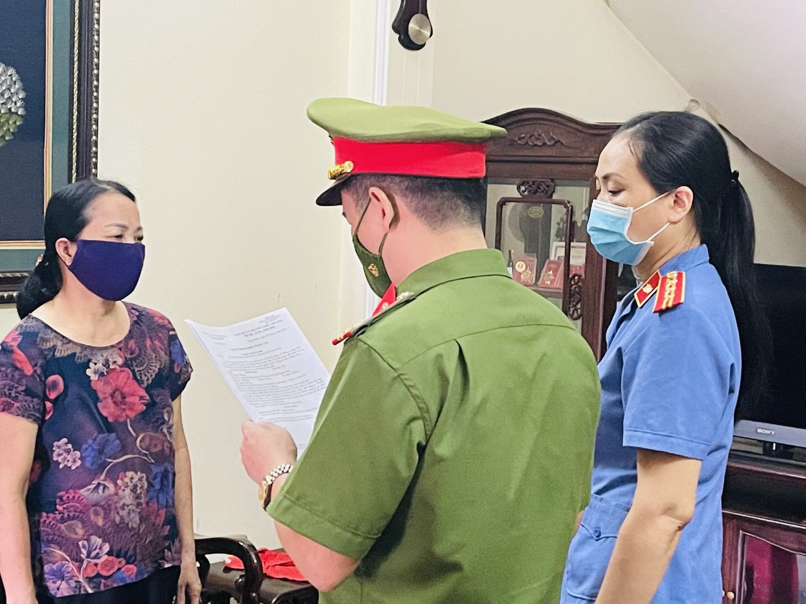 Thi hành Quyết định khởi tố vụ án, khởi tố bị can đối với Nguyễn Thị Phương và Lê Thị Hồng Linh