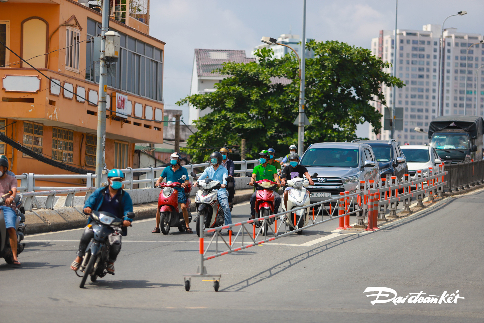 Các phương tiện chen nhau di chuyển tại cầu Phạm Hùng (Quận 8).