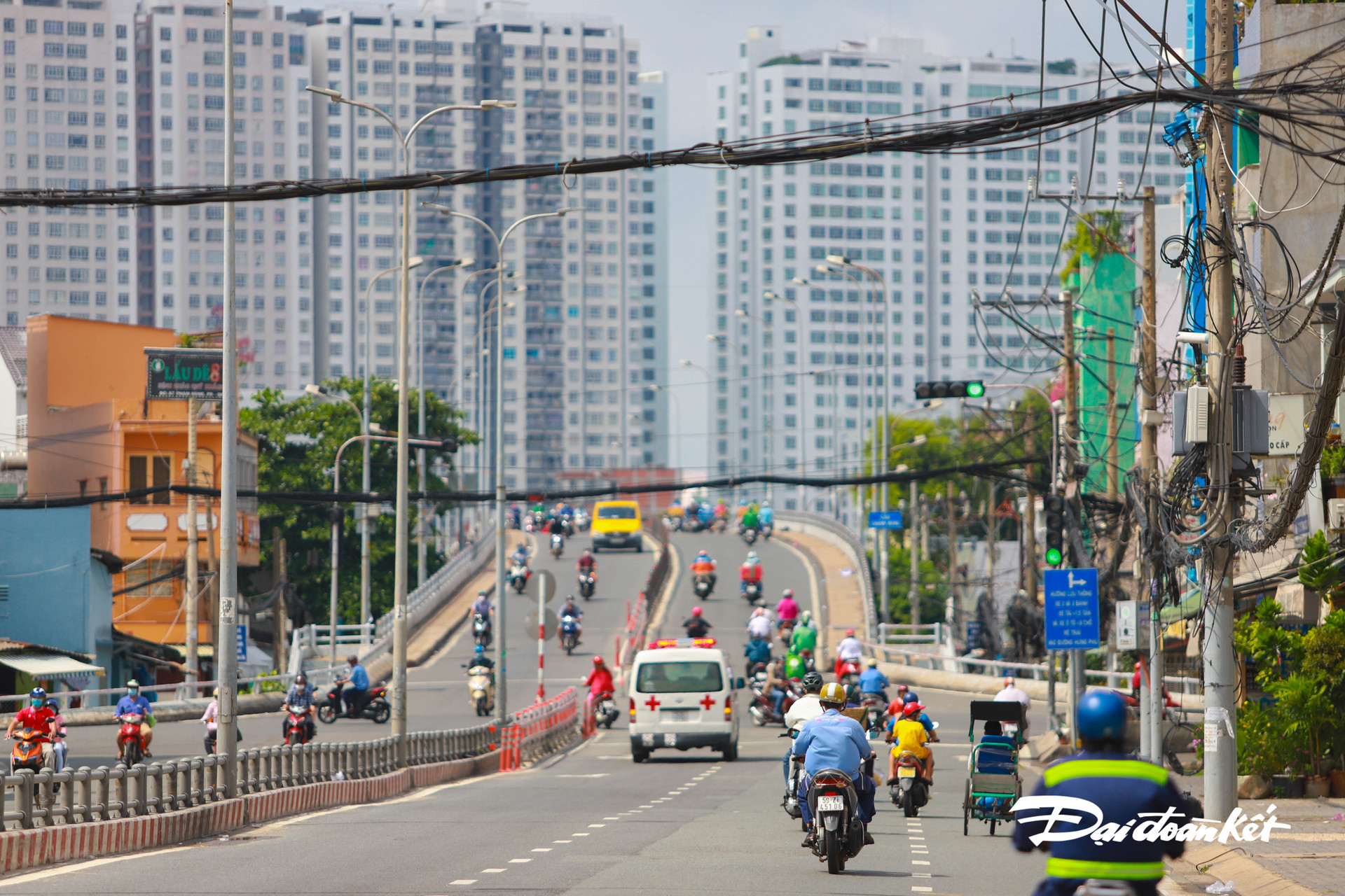 Cầu Phạm Hùng (Quận 8) vẫn đông phương tiện di chuyển dù đang trong thời gian giãn cách.
