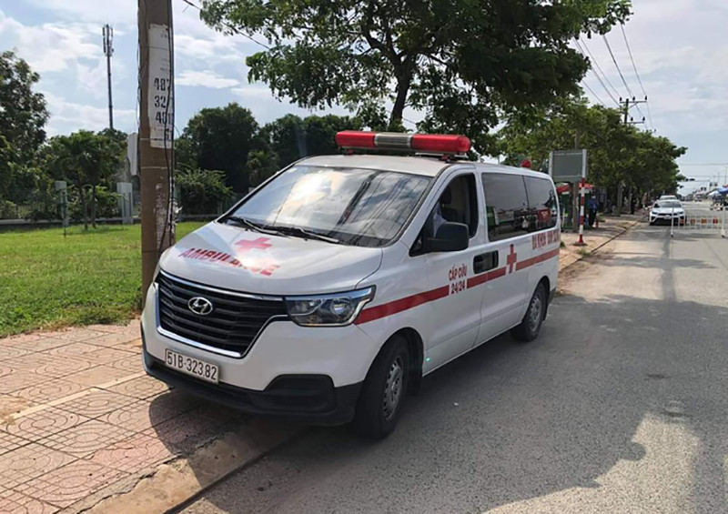 Xe cứu thương chở người dương tính “thông chốt” trên QL 51, thị xã Phú Mỹ, tỉnh Bà Rịa-Vũng Tàu.