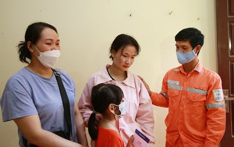 Khoảnh khắc gặp gỡ giữa gia đình chị Thủy và anh công nhân điện lực Nguyễn Trung Thành diễn ra vô cùng xúc động (ảnh PC Lào Cai)