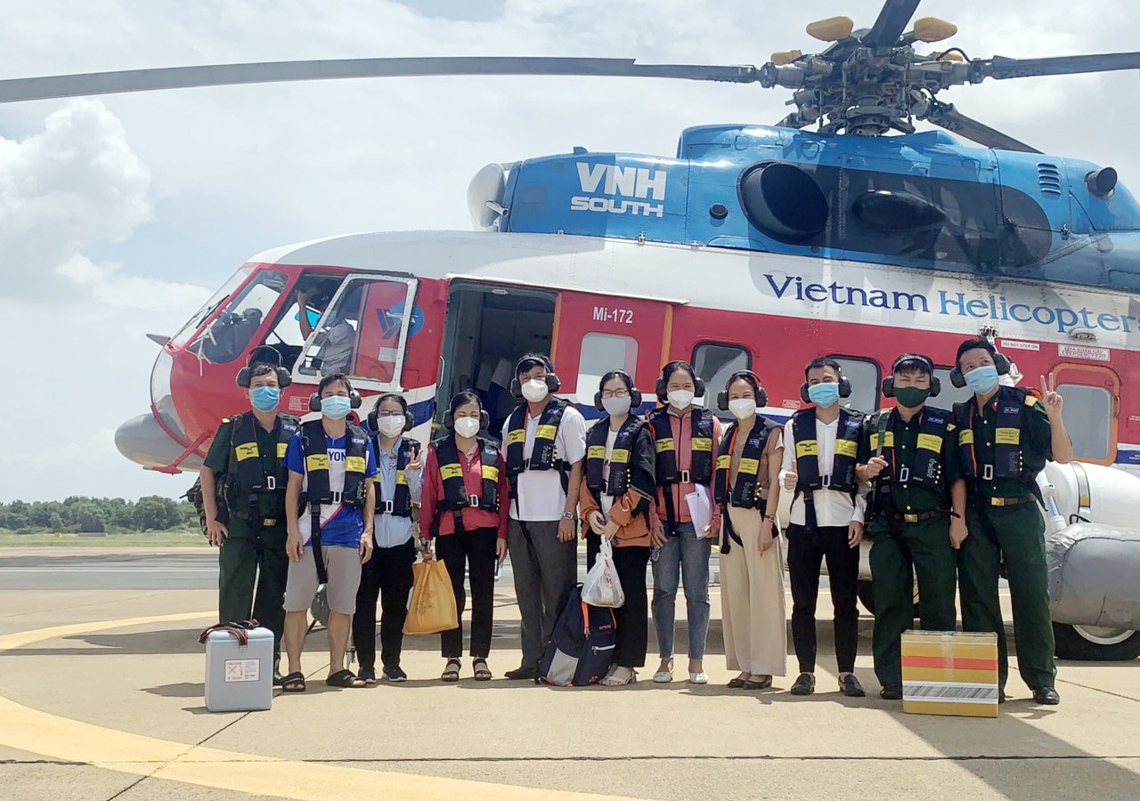 Đoàn bác sĩ, nhân viên y tế  chụp hình lưu niệm trước khi lên đường bay ra Côn Đảo hỗ trợ công tác tiêm chủng vaccine phòng Covid-19. Ảnh: CTV.