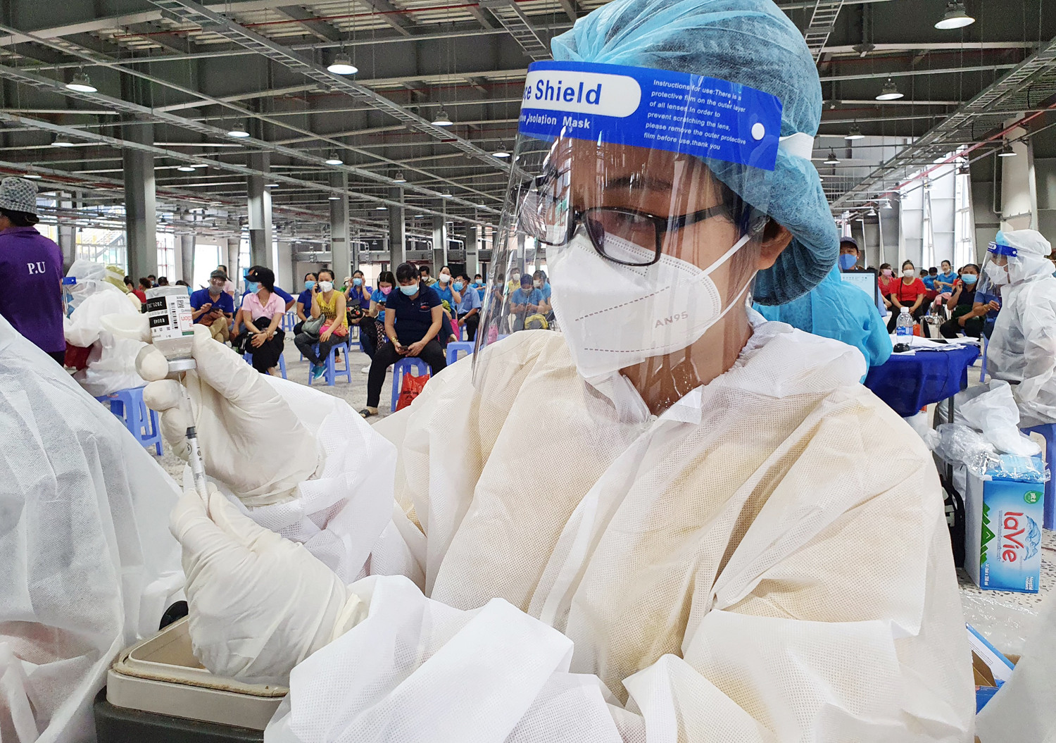 Tiêm vắc xin Covid-19 cho người lao động tại Công ty TNHH Changshin Việt Nam, huyện Vĩnh Cửu, tỉnh Đồng Nai.
