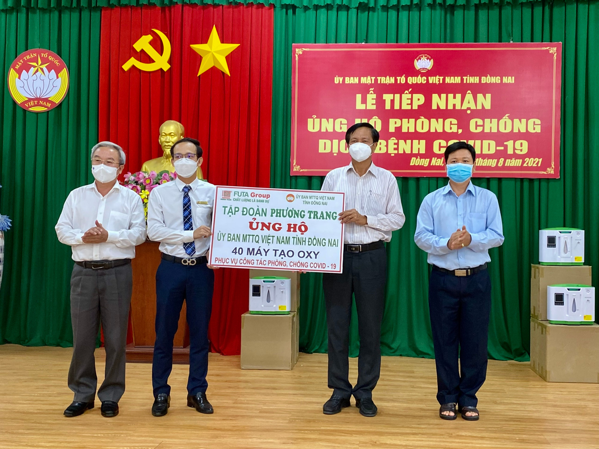 Đại diện Uỷ ban MTTQ Việt Nam tỉnh Đồng Nai tiếp nhận ủng hộ từ các doanh nghiệp.