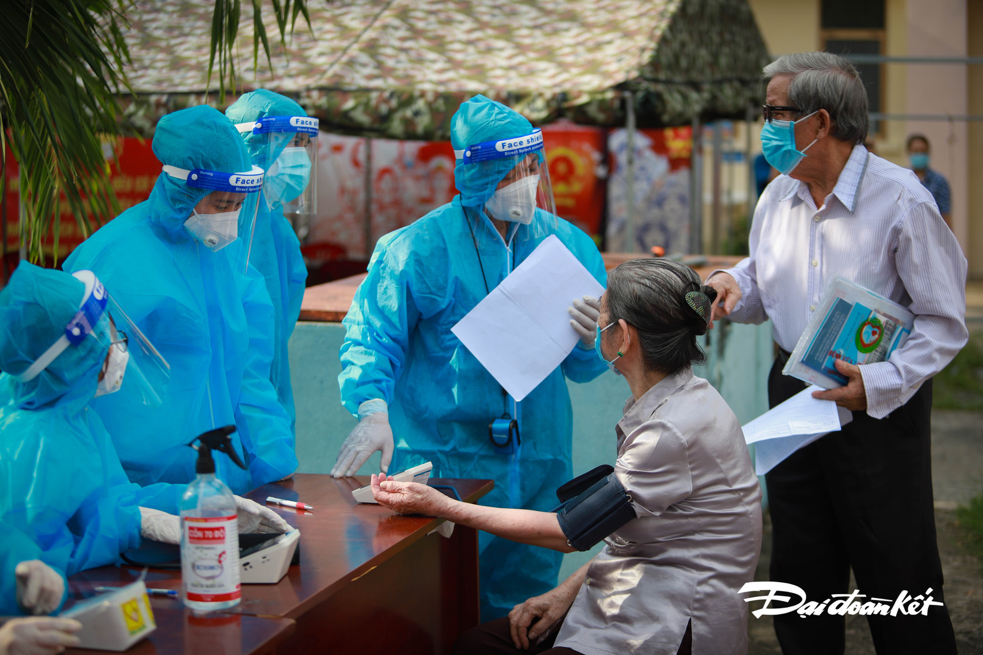 Bác sĩ Nguyễn Trung Hòa , Giám đốc Trung tâm Y tế Gò Vấp (áo trắng), kiểm tra công tác tiêm chủng.
