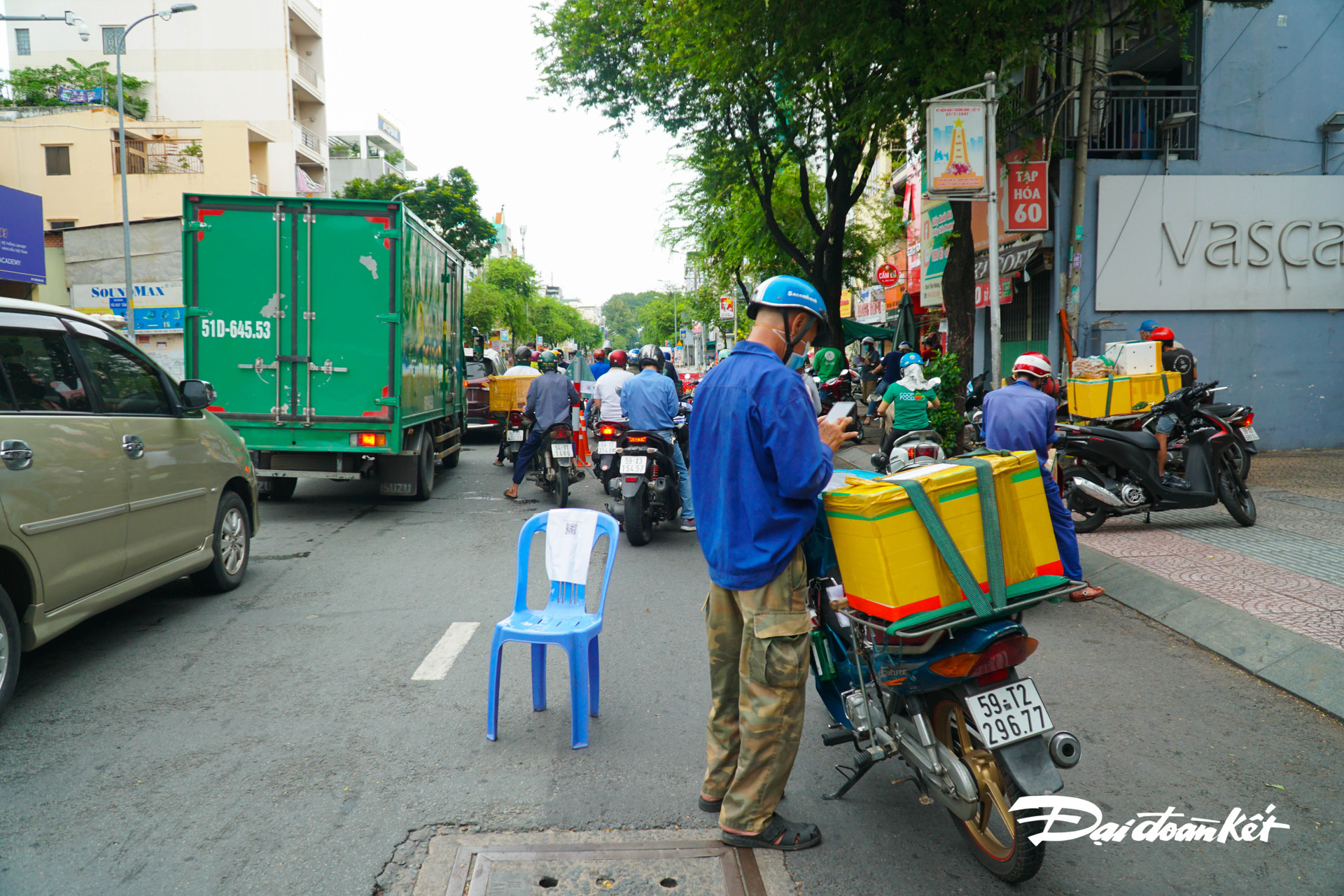 Tại chốt kiểm soát trên đường Lê Văn Duyệt (quận Bình Thạnh), người dân phải dừng lại khai báo thông tin và trình được giấy đi đường để được qua chốt.