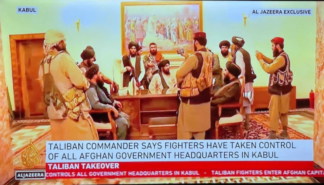 Hình ảnh phiến quân Taliban bên trong dinh Tổng thống Afghanistan (Nguồn: Al-Jazeera)