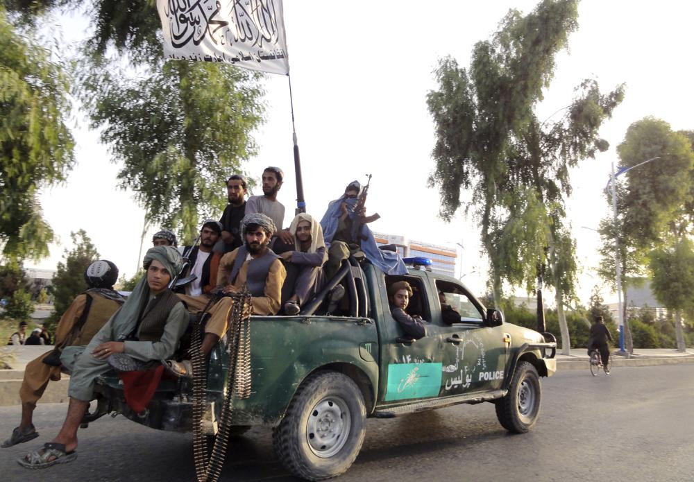 Lực lượng Taliban tuần tra khắp khu vực thủ đô Kabul (Ảnh: AP)