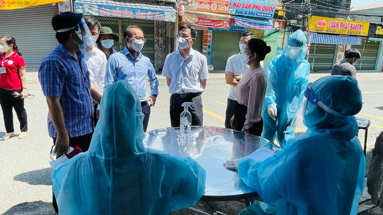 Đoàn công tác Bộ Y tế và CDC Đồng Nai giám sát hoạt động lấy mẫu xét nghiệm diện rộng tại phường Phước Tân, TP Biên Hòa. 