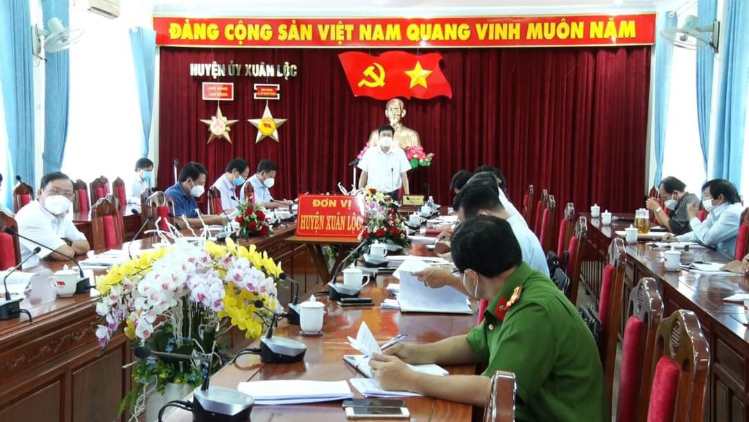 Bí thư huyện ủy Xuân Lộc Viên Hồng Tiến chủ trì buổi họp trực tuyến về công tác phòng chống dịch Covid-19 với Tỉnh ủy, UBND tỉnh Đồng Nai trong sáng 18/8.