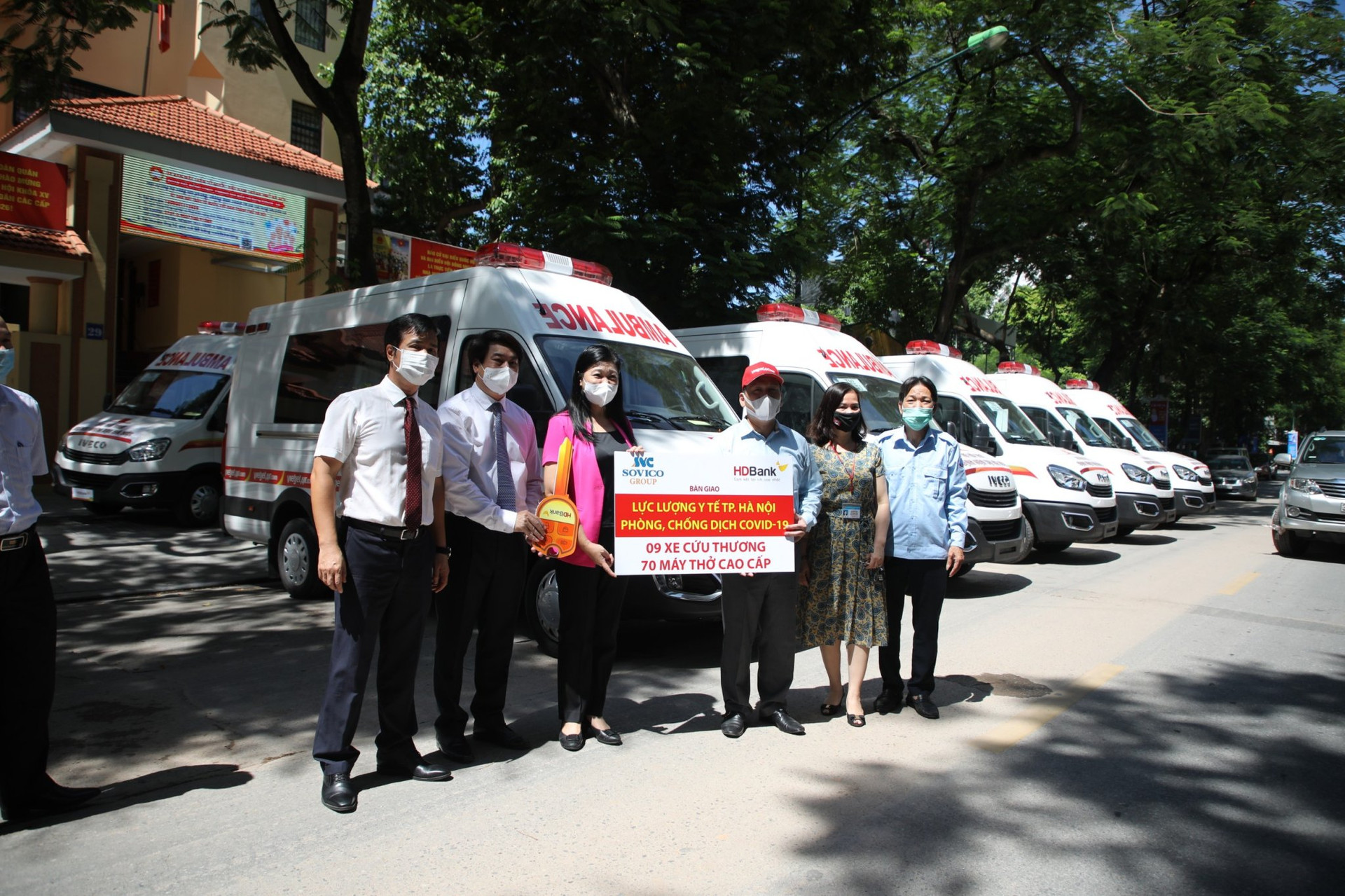 Ủy ban MTTQ thành phố Hà Nội chuyển giao xe cứu thương cho Sở Y tế Hà Nội. 