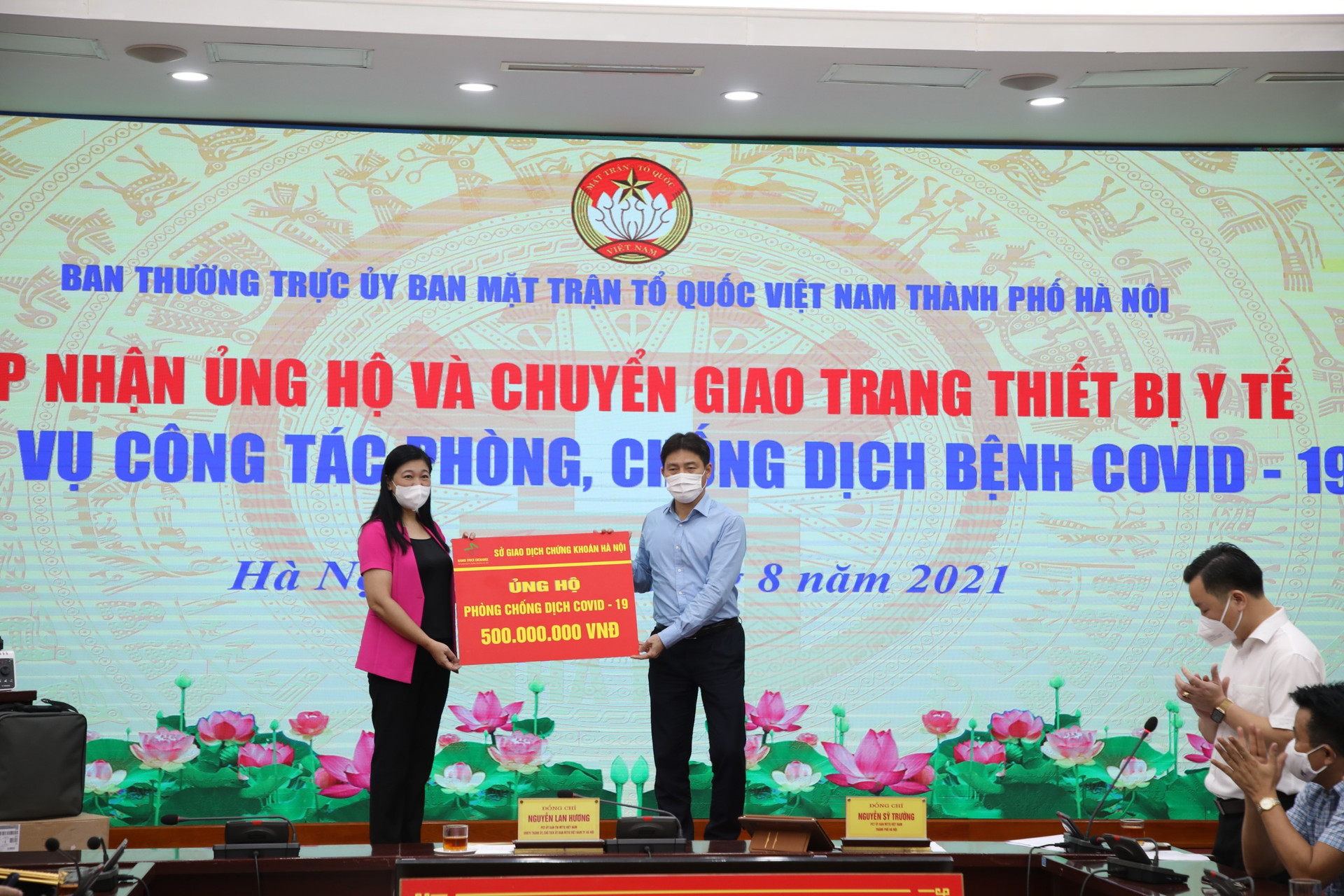 Bà Nguyễn Lan Hương tiếp nhận ủng hộ công tác phòng, chống dịch. 