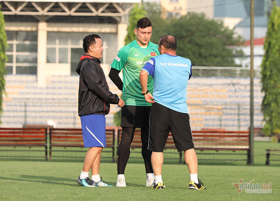 Thầy Park triệu tập bổ sung Đặng Văn Lâm dù trong tay đang có 3 thủ môn.