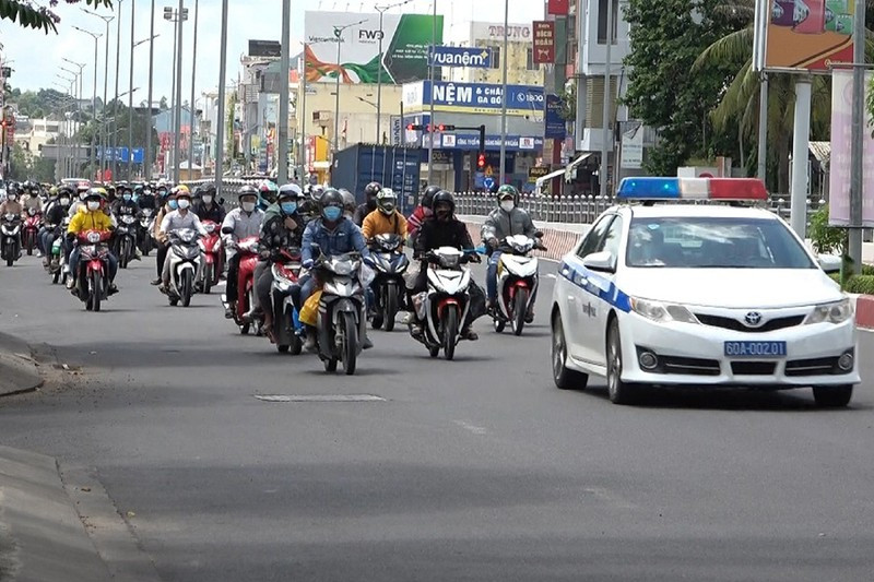 Trước đó, vào tháng 7-2021, để đảm bảo an toàn phòng dịch, CSGT Đồng Nai đã tổ chức dẫn đường cho người về quê bằng phương tiện cá nhân. Ảnh:V.H.