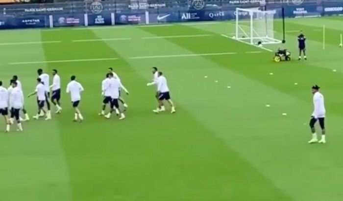 Mbappe lủi thủi trên sân tập trong video mà Marca công bố.