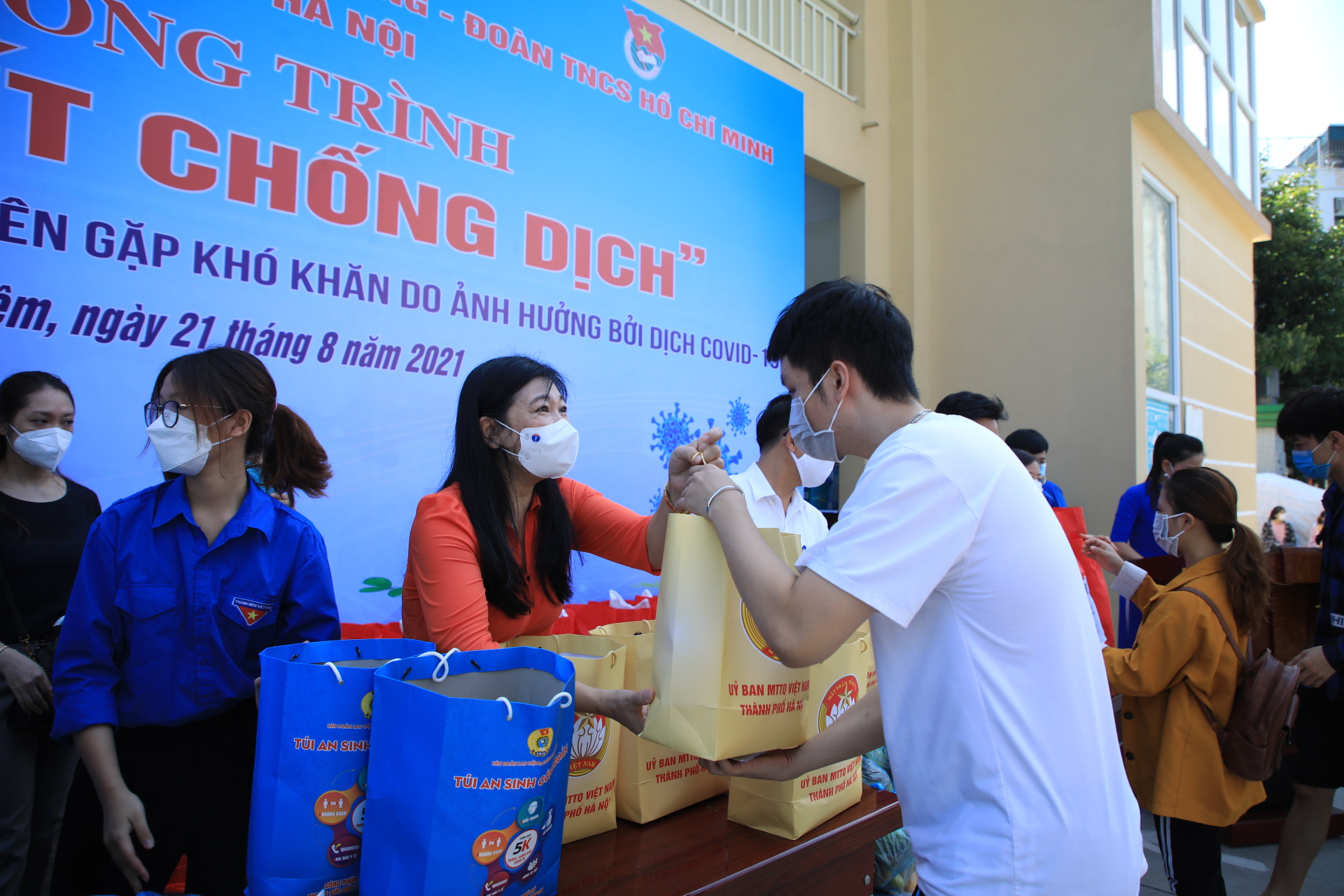 Bà Nguyễn Lan Hương, Chủ tịch Ủy ban MTTQ thành phố Hà Nội hỗ trợ cho đối tượng khó khăn.