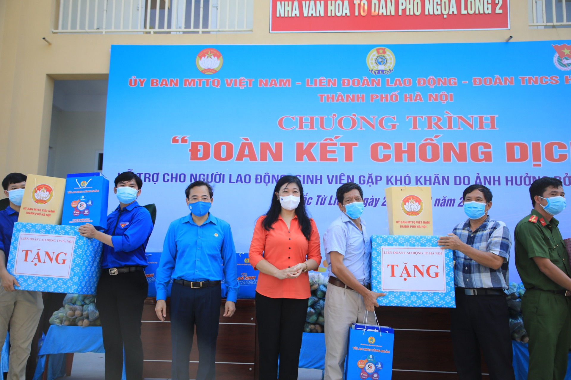 Ủy ban MTTQ thành phố Hà Nội tặng quà cho đối tượng gặp khó khăn trên địa bàn quận Bắc Từ Liêm.