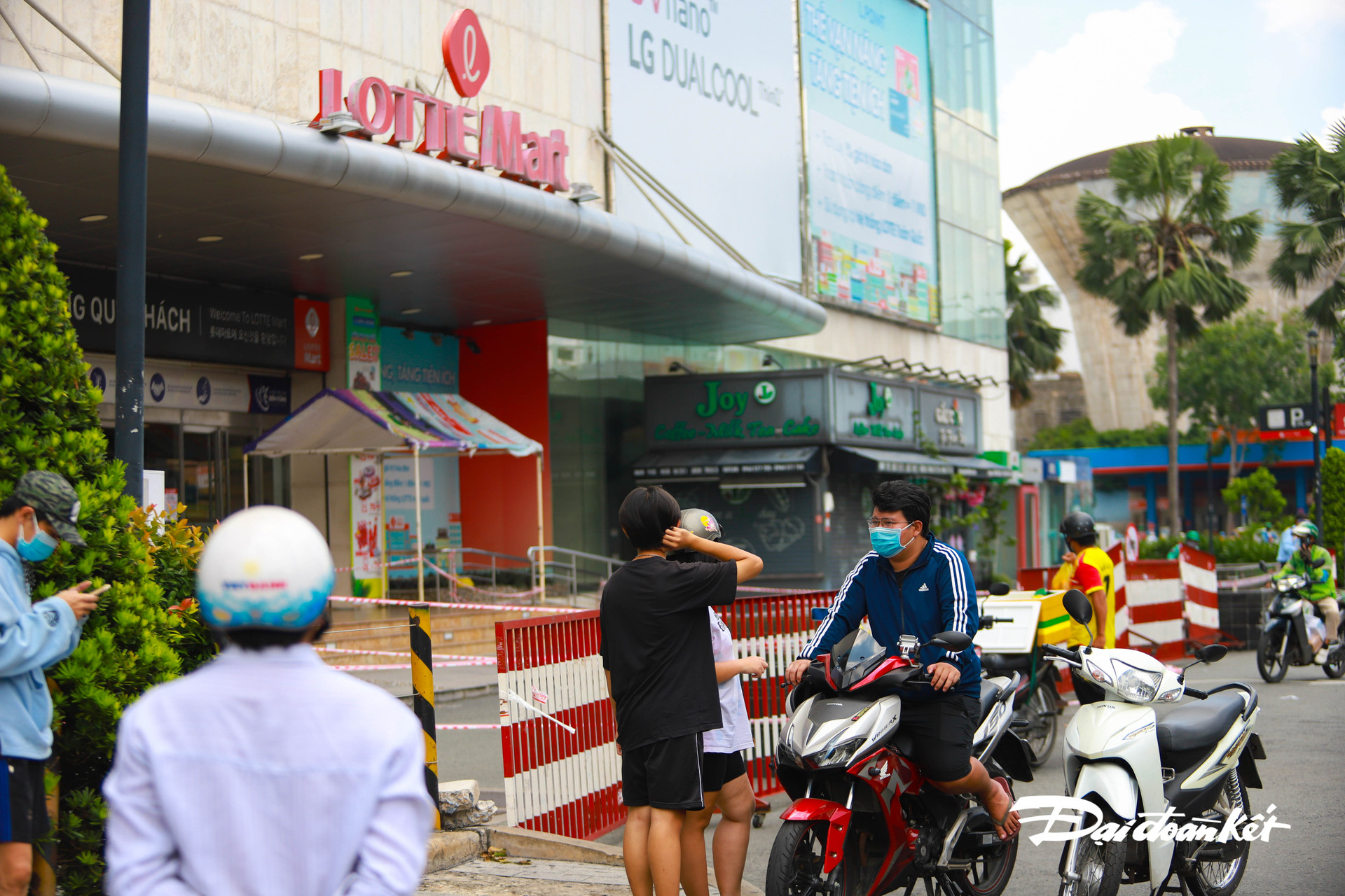  Khách hàng đội nắng chờ mua hàng tại một siêu thị trên đường Lê Đại Hành (quận 10).