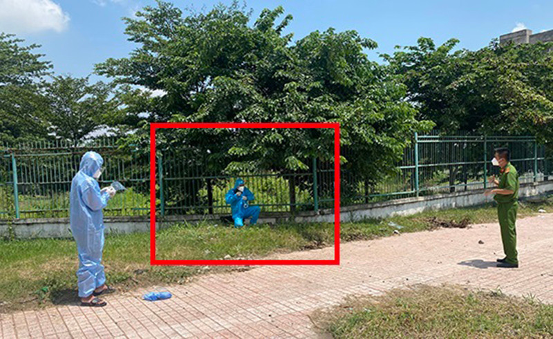 Đối tượng Nguyễn Tấn Phát (ngồi) bị lực lượng chức năng phát hiện bắt giữ khi đang bỏ trốn. Ảnh: CTV.