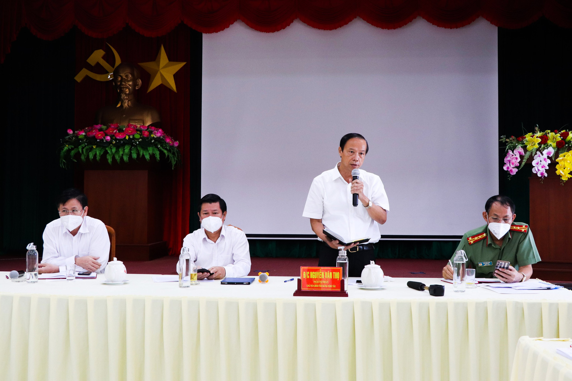 Ông Nguyễn Văn Thọ, Chủ tịch UBND tỉnh chỉ đạo tại cuộc họp.