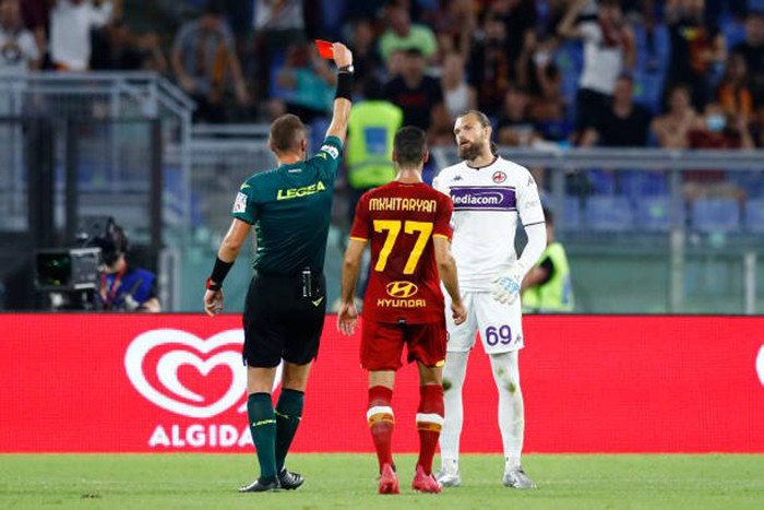 Thủ thành Dragowski của Fiorentina bị thẻ đỏ trực tiếp từ phút 17.