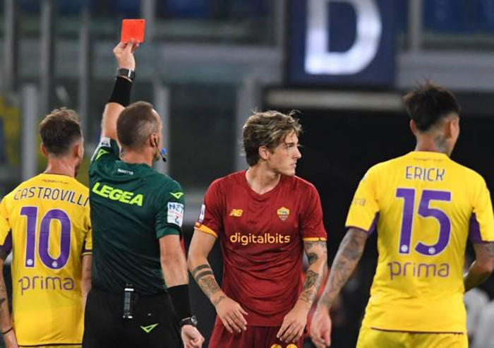Tiền vệ Zaniolo nhận thẻ vàng thứ 2 khiến AS Roma chơi với 10 người từ đầu hiệp 2.