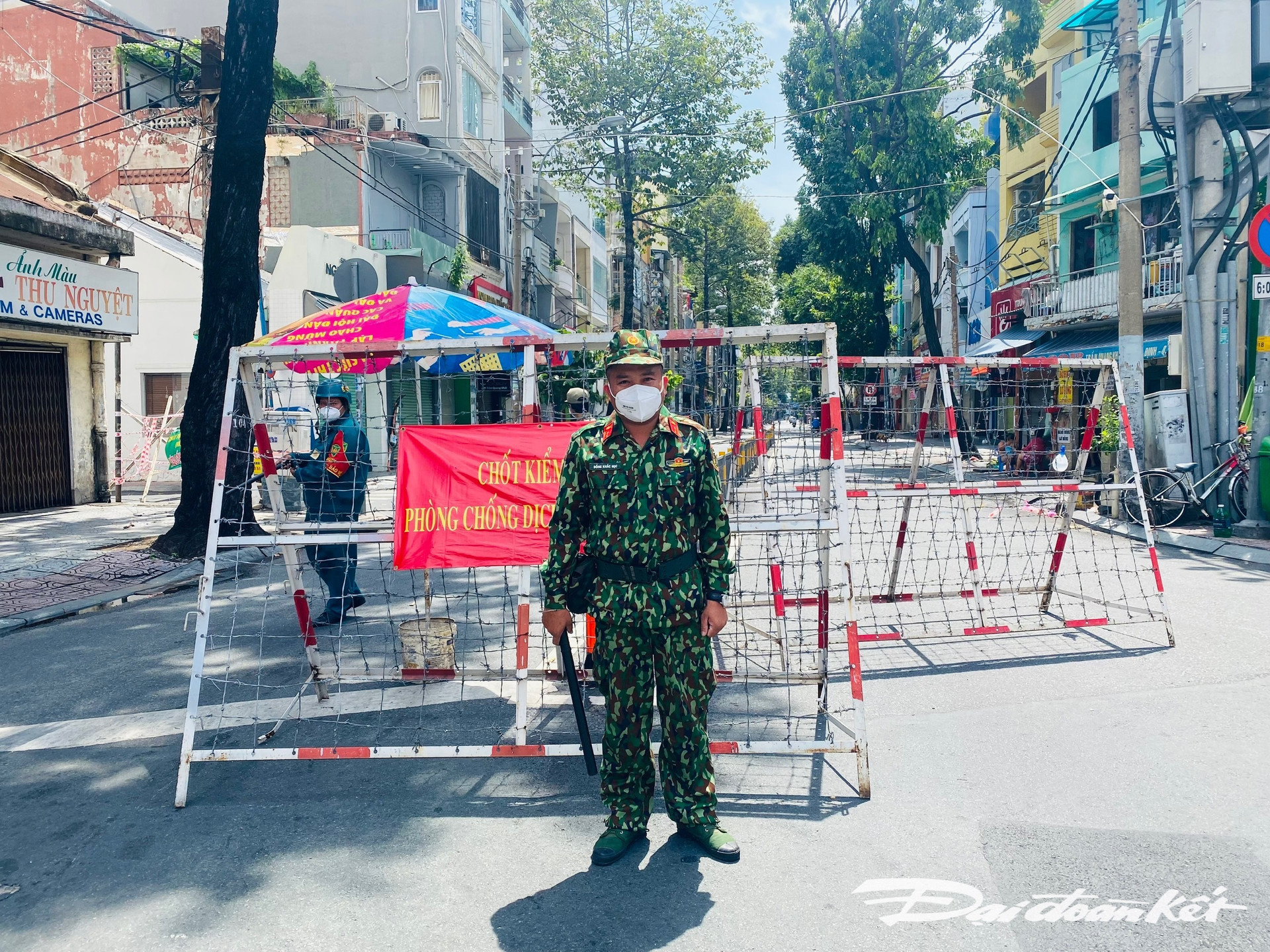Một chốt kiểm soát có bổ sung lực lượng quân đội trên đường Trần Quan Khải (quận 1).