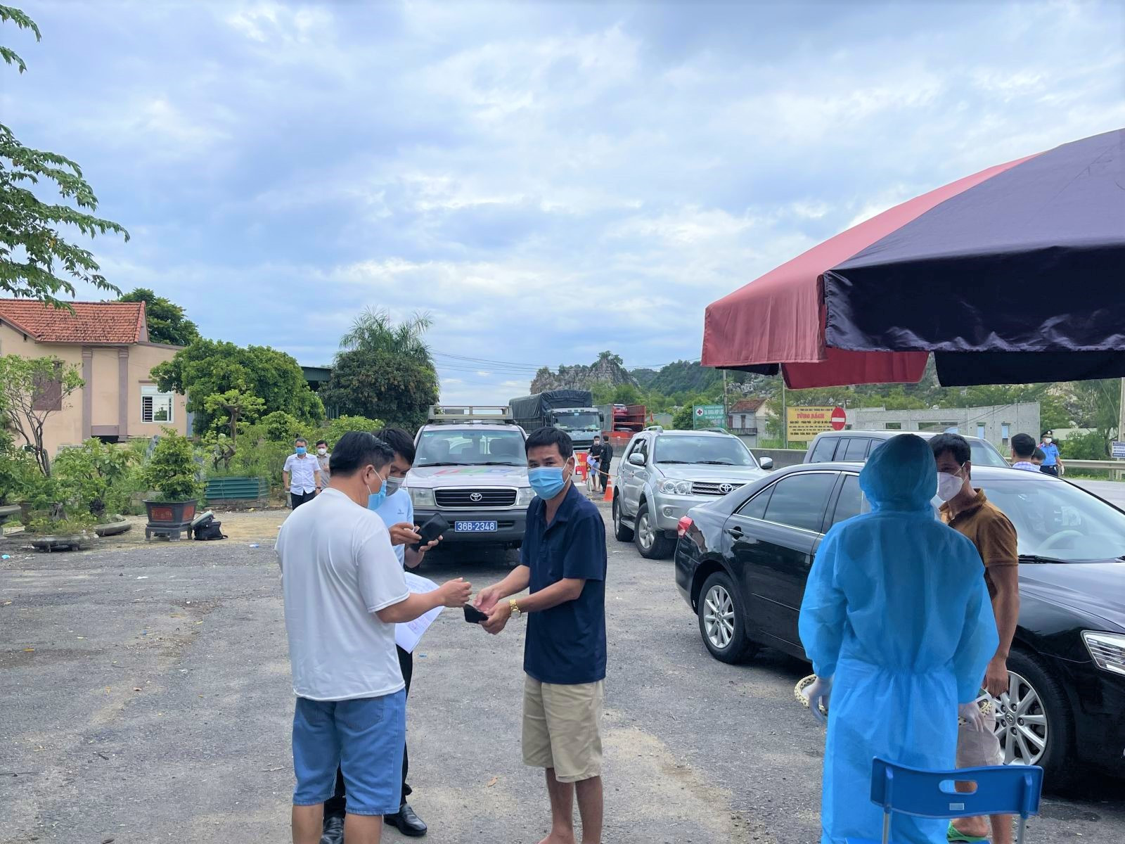 2 tài xế lái xe đường dài từ TP Hồ Chí Minh ra Bắc được test nhanh tại chốt kiểm dịch Trường Lâm và cho kết quả dương tính SARS-CoV-2.