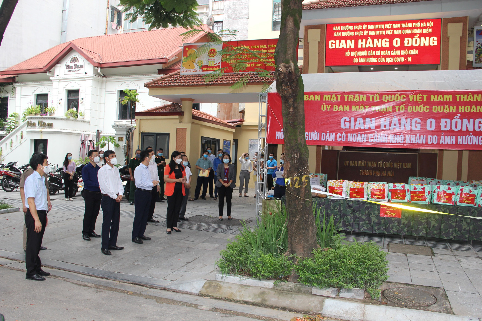 Ủy ban MTTQ thành phố Hà Nội phối hợp với Ủy ban MTTQ quận Hoàn Kiếm tổ chức chợ 0 đồng. 