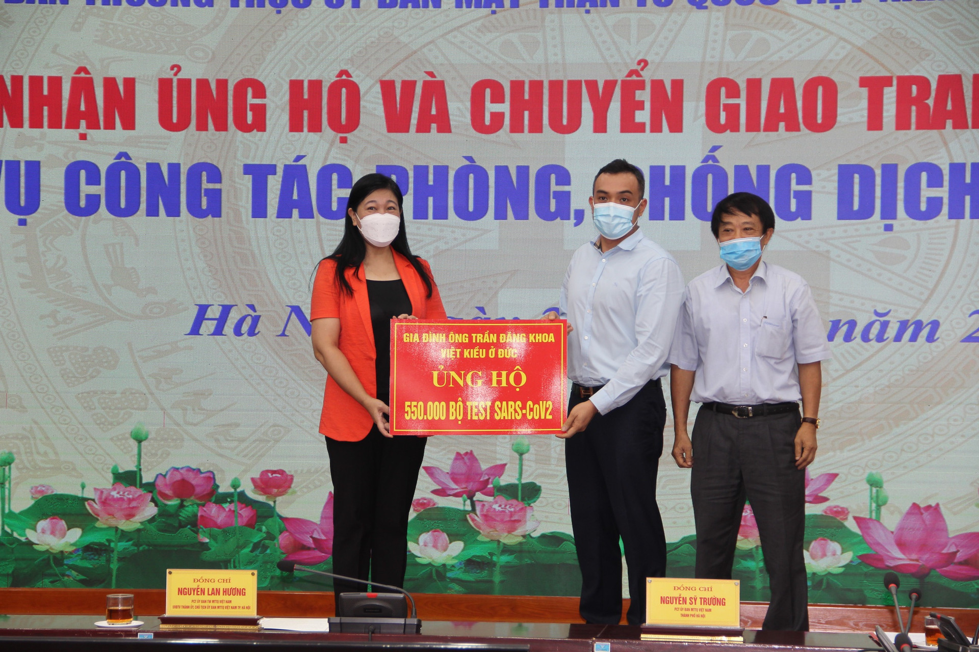 Bà Nguyễn Lan Hương tiếp nhận ủng hộ công tác phòng, chống dịch Covid -19 từ các đơn vị. 