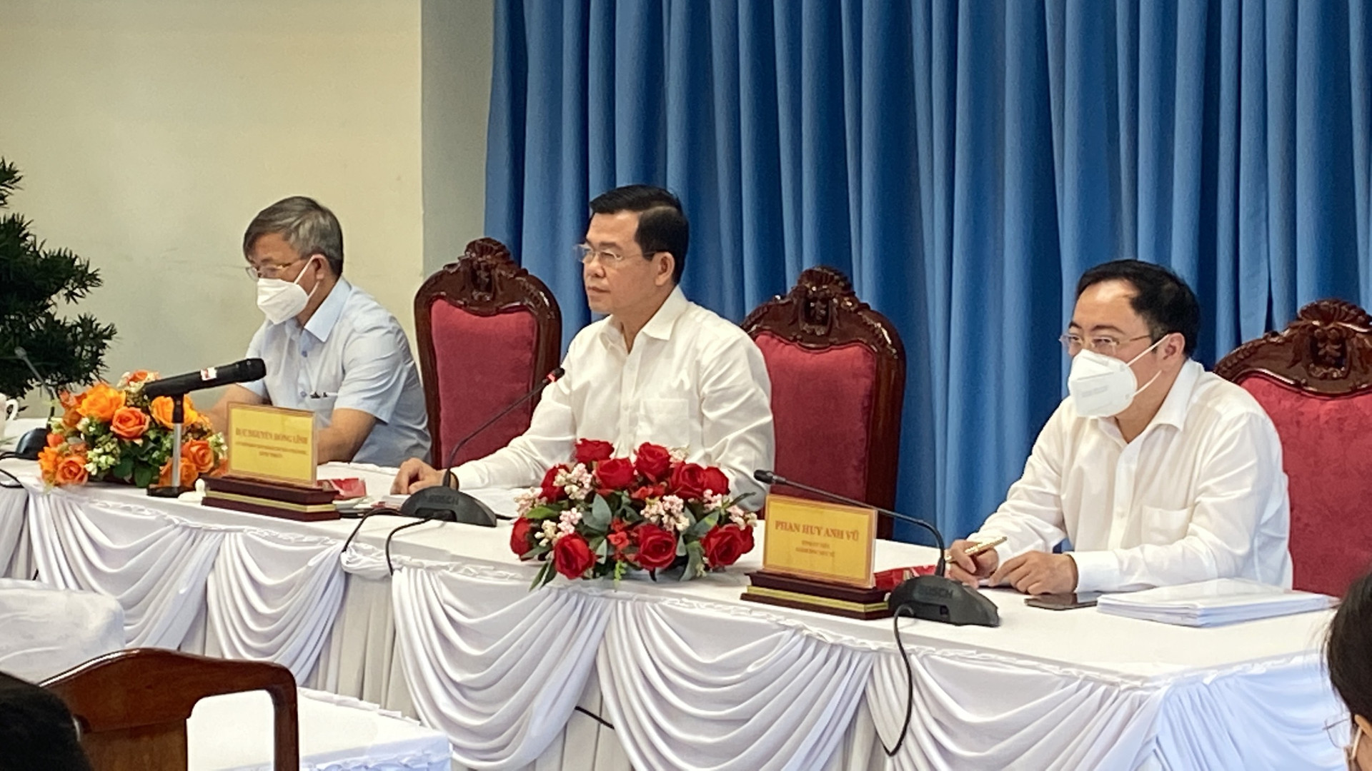 Bí thư Tỉnh ủy Đồng Nai Nguyễn Hồng Lĩnh (giữa) chủ trì cuộc họp.