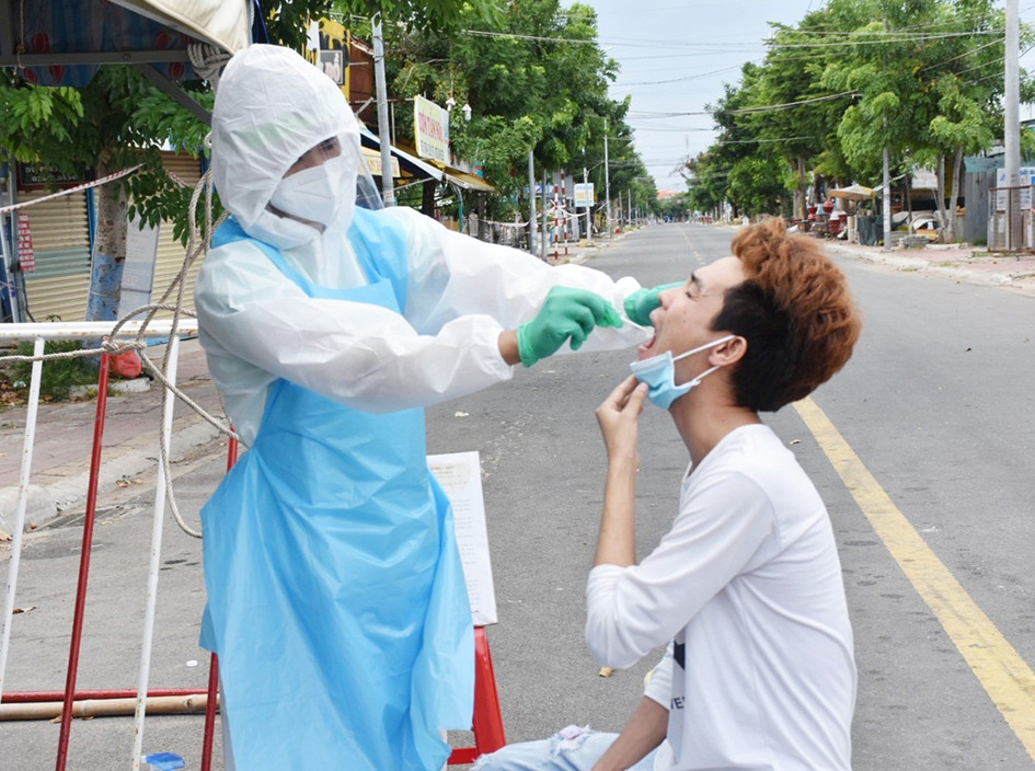 Lực lượng y tế lấy mẫu cho người dân thị trấn Long Hai trong ngày 23/8.