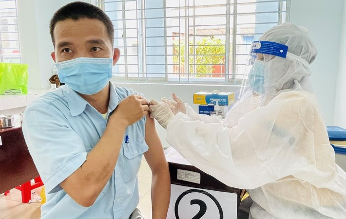 Tiêm vaccine cho người lao động tại TP Biên Hòa.