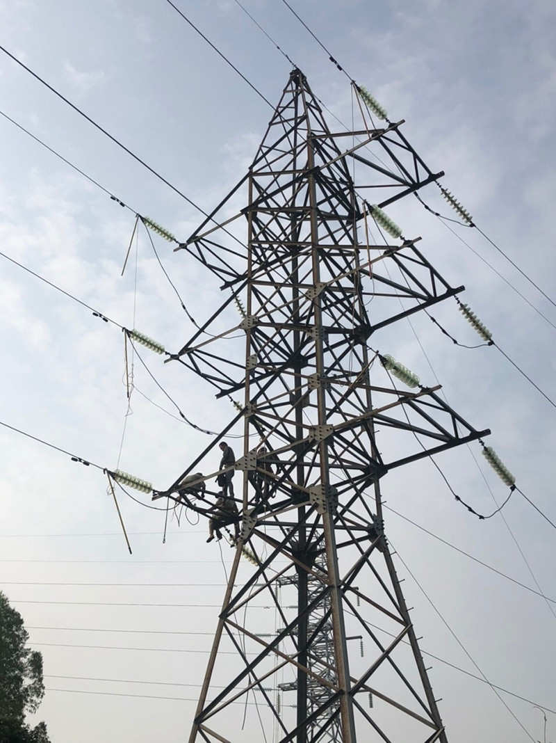 Ban Quản lý Dự án Lưới điện 2 thi công dự án Nâng cao khả năng truyền tải đường dây 110kV từ TBA 220kV Bắc Ninh - VT76 và các nhánh rẽ trong những ngày tỉnh Bắc Ninh đang thực hiện giãn cách vì Covid-19 và đã hoàn thành giai đoạn 2 trong tháng 7/2021