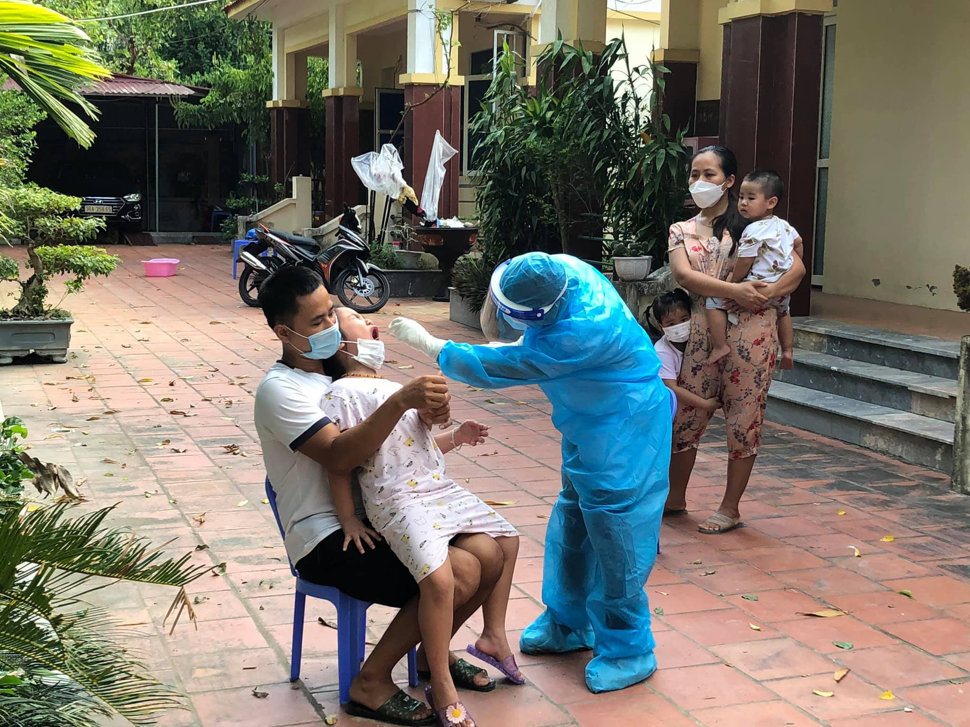 Cán bộ Y tế đến tận nhà lấy mẫu xét người cho người dân huyện Nông Cống.