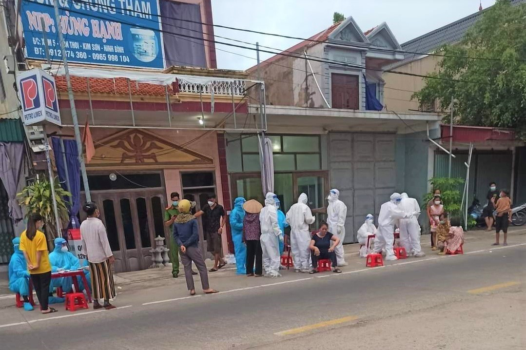 Cán bộ Y tế lấy mẫu xét nghiệm cho người dân trên địa bàn xã Cồn Thoi (huyện Kim Sơn).